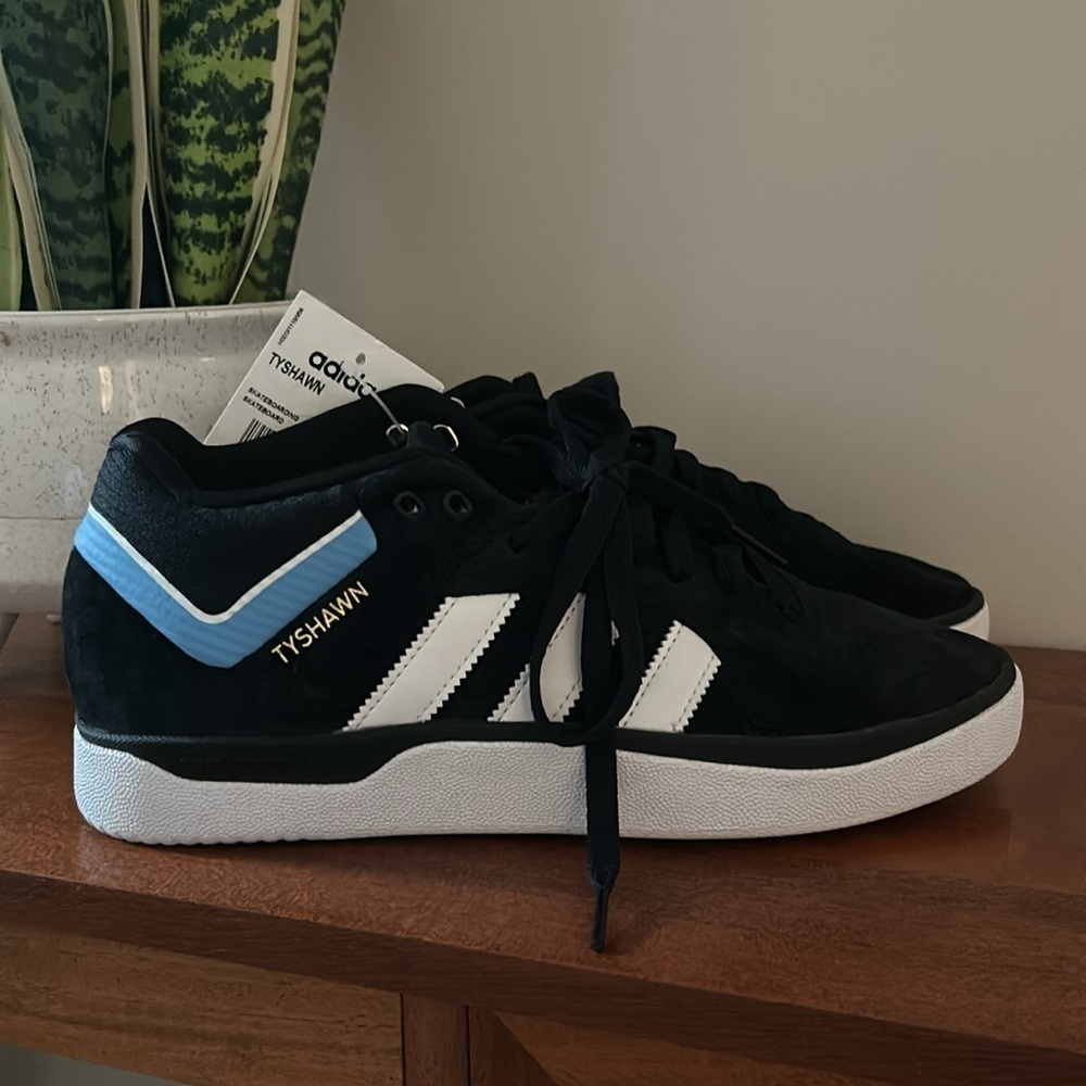 NWT Adidas Tyshawn Jones 'Core Black' and Blue Skatershoes EE6076 Size Men US 7